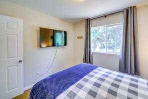 3 bedrooms, desk, iron/ironing board, travel cot - Peaceful Home < 8 Mi to Olympic National Park! (Port Angeles)