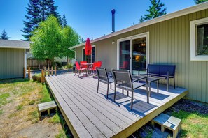Outdoor dining - Peaceful Home < 8 Mi to Olympic National Park! (Port Angeles)
