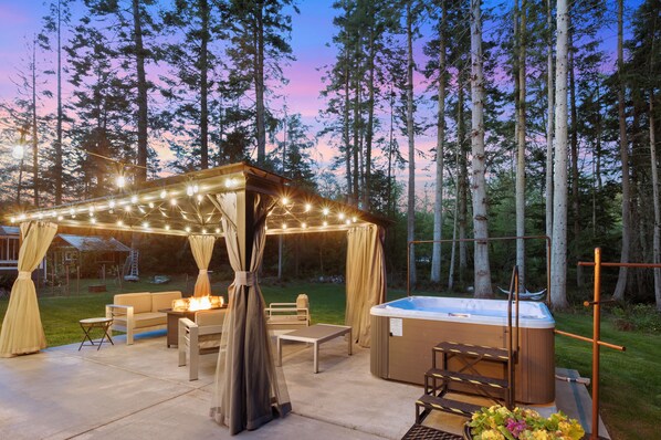 Outdoor spa tub - ♿️Cozy/Peaceful/Bright 🏡 Hot Tub + Private Beach  (Langley)