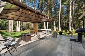 Outdoor dining - ♿️Cozy/Peaceful/Bright 🏡 Hot Tub + Private Beach  (Langley)