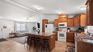 Frigorífic, microones, forn i placa de cuina