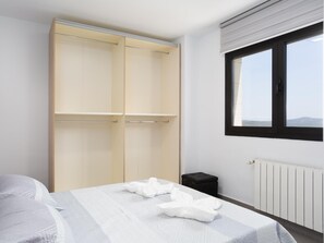 5 bedrooms, iron/ironing board, Internet, bed sheets