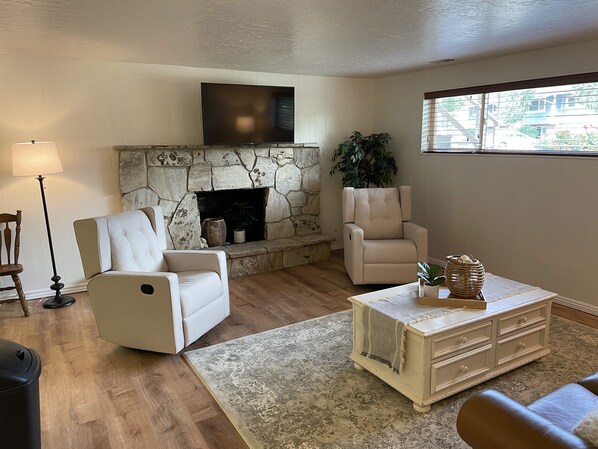 Smart TV - Newly Renovated Mother-in-Law Apartment (Orem)