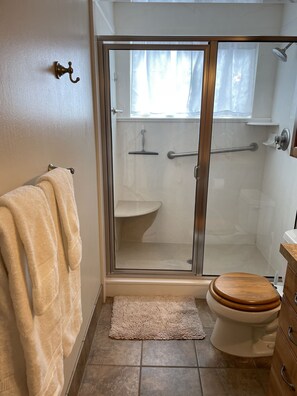 Bruser, hårtørrer, håndklæder, Toiletpapir