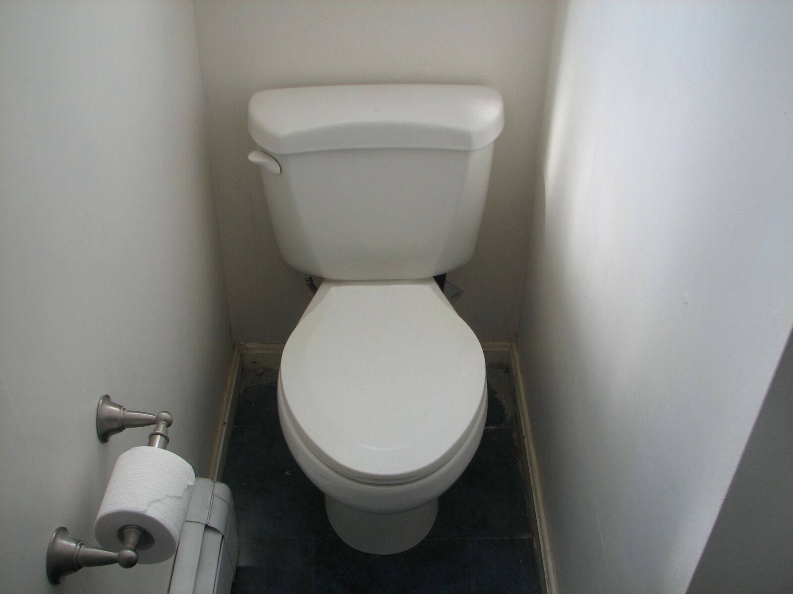 Duschwanne, Handtücher, Seife, Toilettenpapier