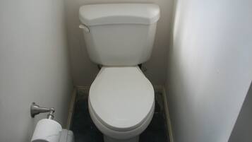 Duschwanne, Handtücher, Seife, Toilettenpapier