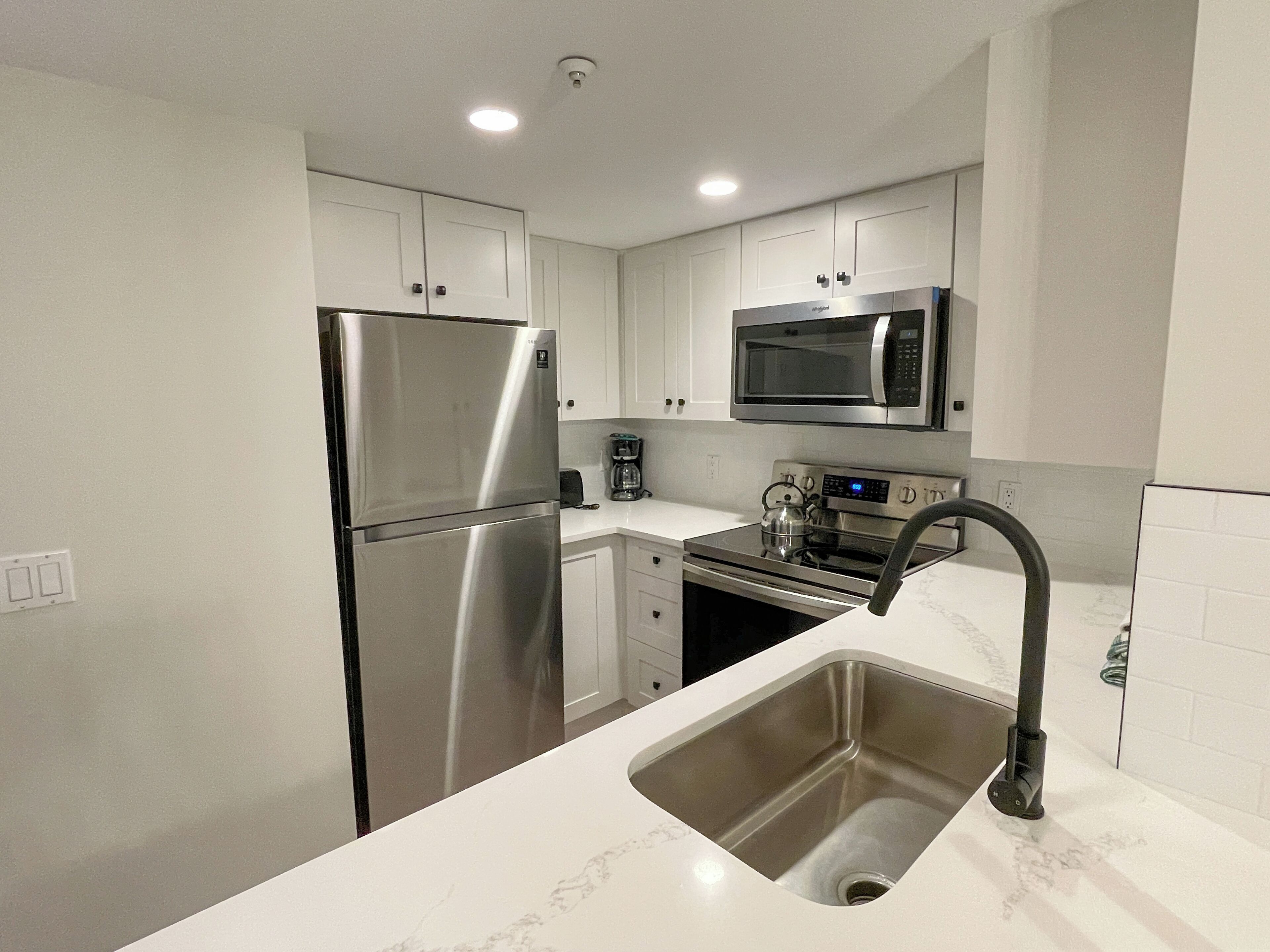 Kjøleskap, mikrobølgeovn, ovn og kokeplater