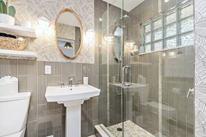 Regadera, secadora de cabello, toallas, shampoo 