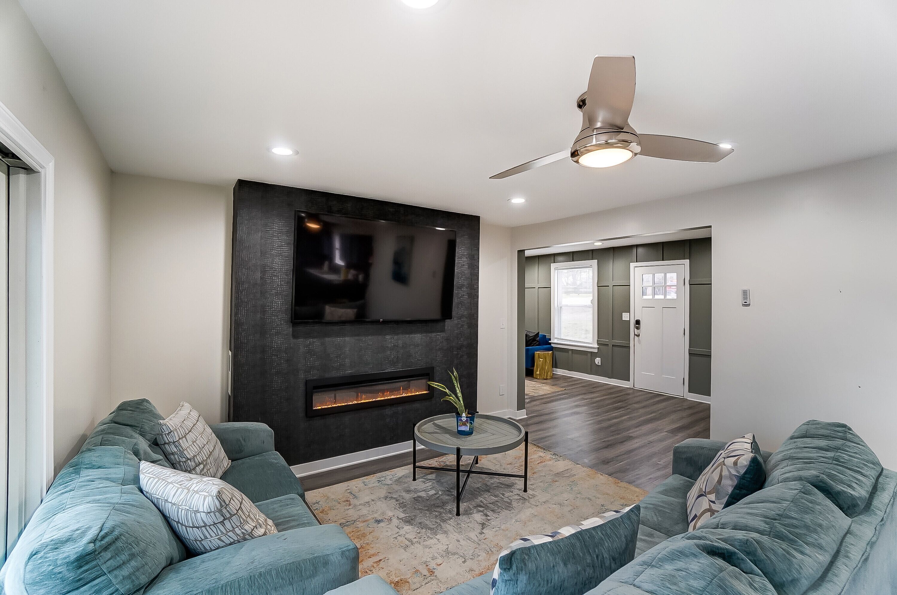 Smart TV, fireplace, table football, stereo