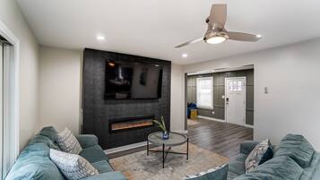 Smart-tv, een open haard, tafelvoetbal en een stereo