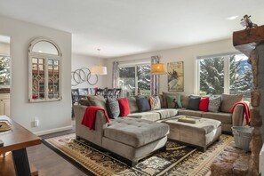 Televisión de pantalla plana y chimenea