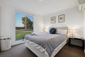 4 slaapkamers, een strijkplank/strijkijzer, beddengoed