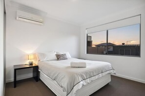 4 habitaciones, tabla de planchar con plancha y ropa de cama