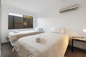 4 bedrooms, iron/ironing board, bed sheets