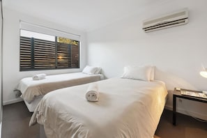 4 habitaciones, tabla de planchar con plancha y ropa de cama