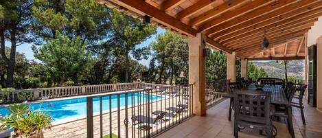 تناول الطعام بالخارج