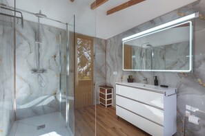 Ensemble douche/baignoire, sèche-cheveux, bidet, serviettes fournies