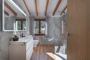 Duschwanne, Haartrockner, Bidet, Handtücher