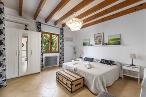 6 chambres, coffres-forts dans les chambres, fer et planche à repasser