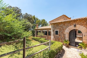 Property grounds - S'alzinaret (Sa Coma-Bunyola-Mallorca)