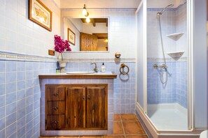 Douche, sèche-cheveux, serviettes fournies