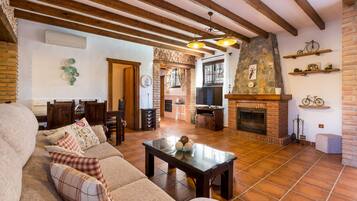 Fernseher, Kamin, DVD-Player