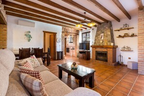 Televisión, chimenea, reproductor de DVD