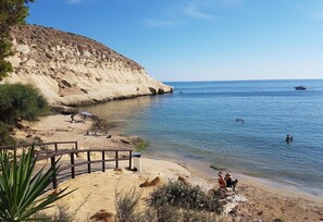 På stranden