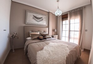 4 makuuhuonetta, silitysrauta/-lauta, ilmainen Wi-Fi, vuodevaatteet