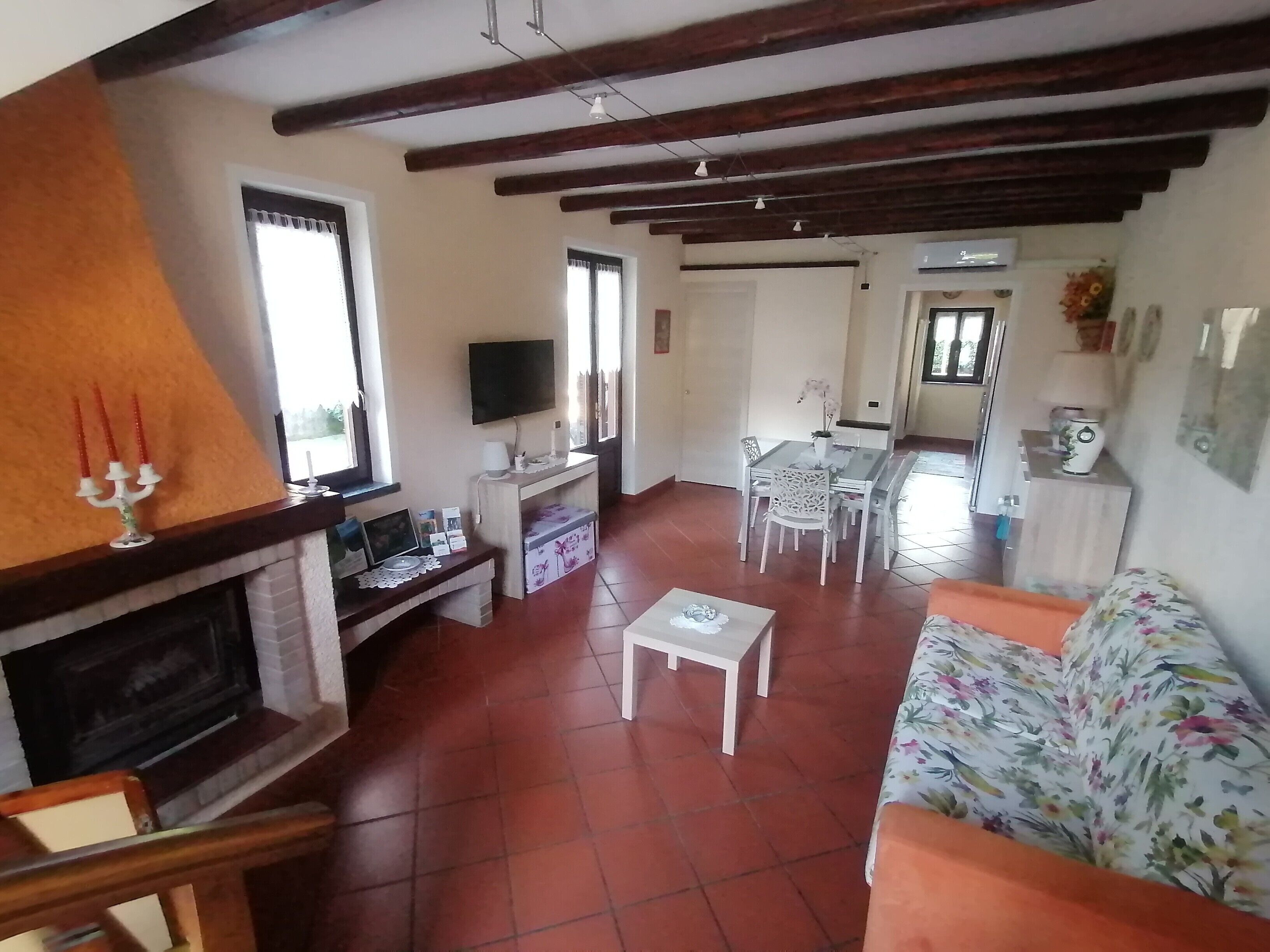 Een televisie, een open haard, een dvd-speler en een stereo