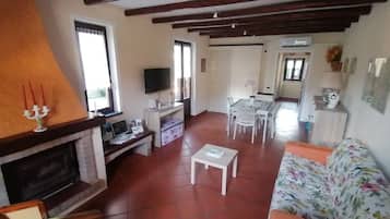 Een televisie, een open haard, een dvd-speler en een stereo