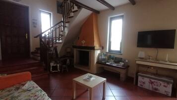 TV, caminetto, lettore DVD, impianto stereo