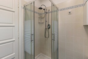 Dusche, kostenlose Toilettenartikel, Haartrockner, Handtücher