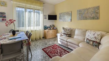 TV, DVD player, ping pong, stereo