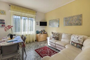 TV, DVD player, ping pong, stereo - Casa Vacanza Elena: Family Paradise with Garden, Private Parking, Pet-Friendly, Val Grande View (Santino VB)