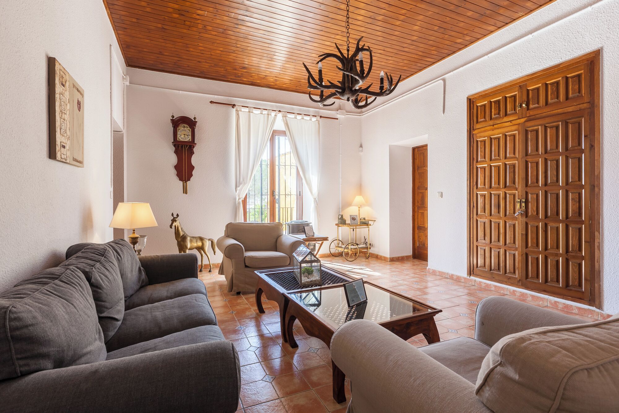 Een televisie en een open haard