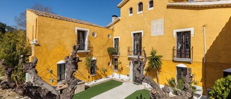 المنشأة من الخارج