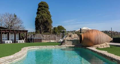Villa avec vue sur les montagnes, piscine, jacuzzi, Wi-Fi, A/C, terrase et jardin. Animaux admis