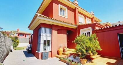 Casa con Todos los Servicios, Casa Habitual de la Familia, muy Tranquila, Comoda