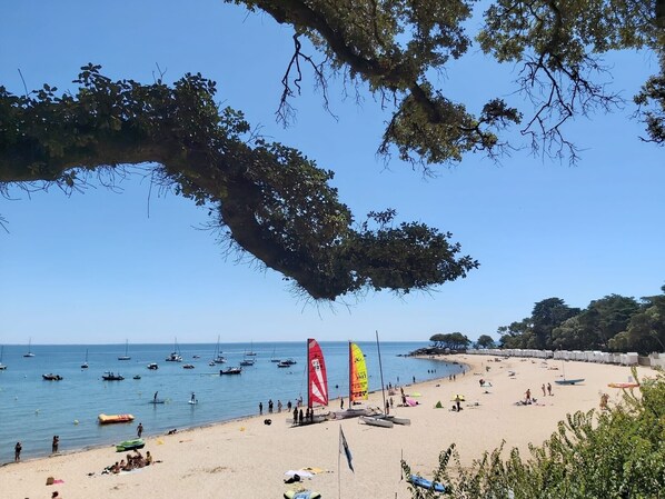 Plage à proximité, chaises longues