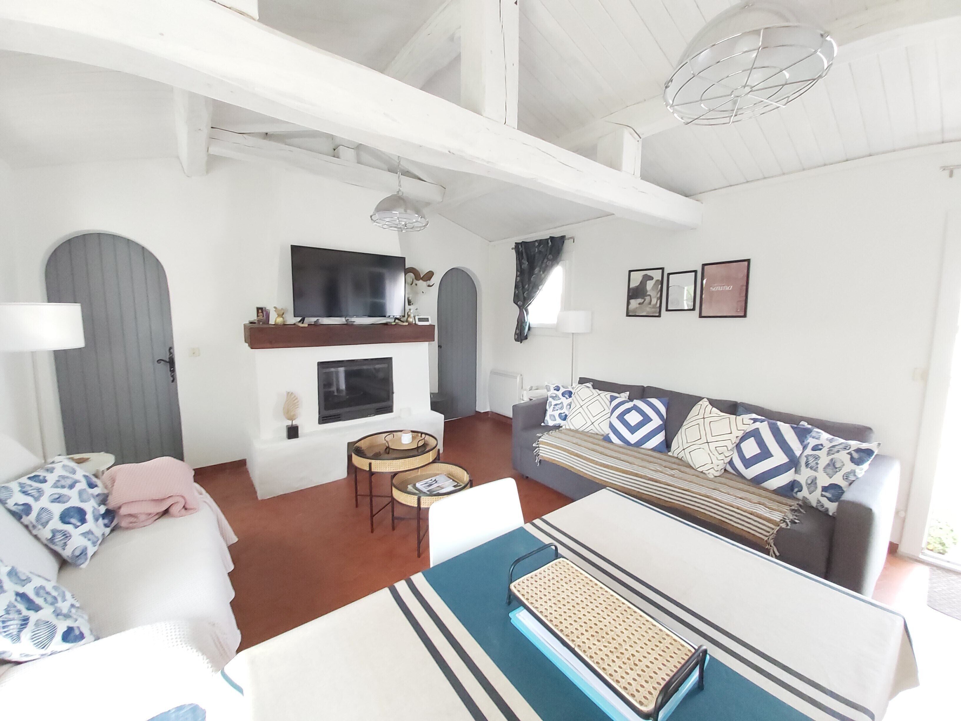 TV connectée, cheminée, livres