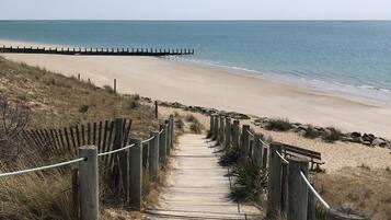 Plage à proximité, chaises longues
