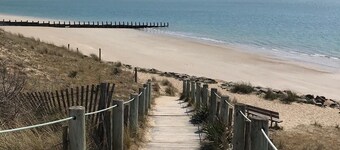 Detached house with dishwasher, enclosed garden, near beach and center 