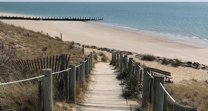 Maison indépendante avec lave vaisselle, jardin clos, proche plage et centre