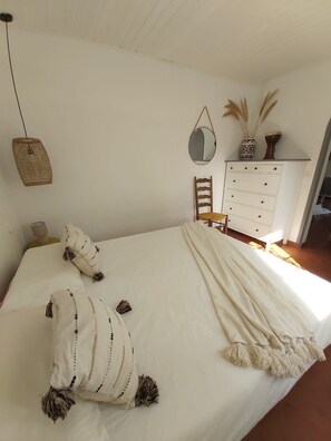2 bedrooms, iron/ironing board, free WiFi