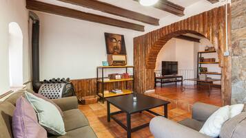 Una televisión, una chimenea