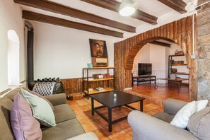 Televisión y chimenea 