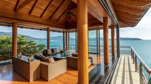 Lobby sitting area - Villa Chelay - Luxury Waterfront Villa (Kamala)