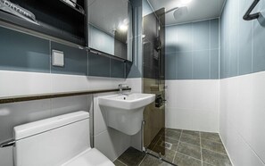 淋浴设施、免费洗浴用品、吹风机、拖鞋