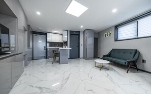 Blue Castle Family Ocean View | Desk, free WiFi, bed sheets - Song Jeong Hotel Blue Castle (Busan)